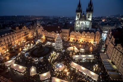 Vista general de un mercadillo navideño en la Plaza de la Ciudad Vieja en Praga (República Checa), el 2 de diciembre de 2018. Durante el primer fin de semana de Adviento, se inauguraron los mercados navideños donde los asistentes podían conseguir vino caliente, castañas asadas, aguamiel caliente, pasteles de chimenea, adornos y regalos de Navidad.