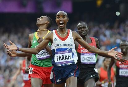 Mo Farah celebra ganar los 5.000 metros.