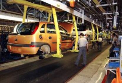 Trabajadores de la planta zaragozana de General Motors en Figueruelas. EFE/Archivo