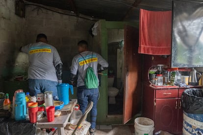 Captura de mosquito Aedes aegypti por voluntarios de Médicos Sin Fronteras en la colonia Canaán en Tegucigalpa, Honduras. 