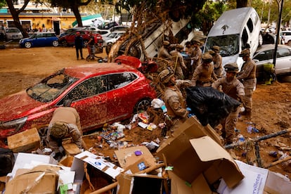 Un grupo de militares trabajan en labores de limpieza de una calle en Massanassa, este domingo. 