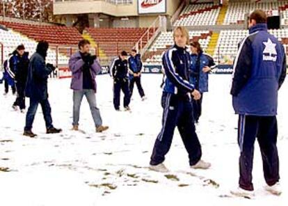Los jugadores del Alavés pisan el nevado césped de Vallecas poco antes de la suspensión.