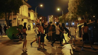 Varios jóvenes con palos y piedras, este domingo momentos antes de los enfrentamientos con la policía.