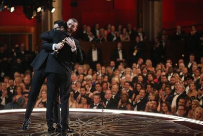 Jimmy Napes y Sam Smith se abrazan en ell escenario tras recoger el premio a mejor canción por 'Spectre'.