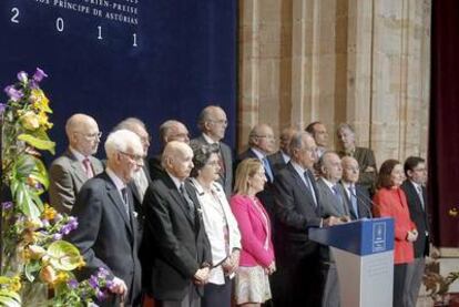 El presidente del jurado lee el acta que otorga el Premio Príncipe de Asturias de Investigación a la candidatura conjunta formada por tres neurobiólogos: el estadounidense Joseph Altman, el mexicano Arturo Álvarez-Buylla y el italiano Giacomo Rizzolatti.