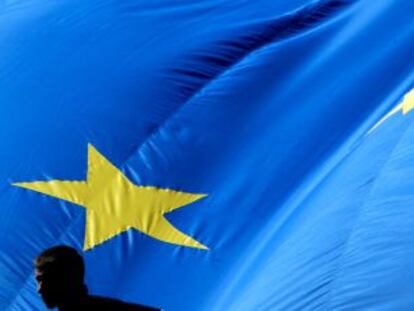 Una gigantesca bandera de la Uni&oacute;n Europea desplegada en Bruselas con motivo de la ampliaci&oacute;n a 25 pa&iacute;ses en 2004.