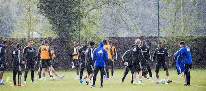 Los jugadores del Chelsea entrenan transiciones de balón bajo la lluvia.