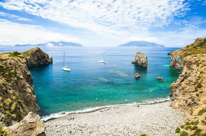 La cala Junco, en la bahía de Panarea, con las islas de Lípari y Salina despuntando en el horizonte.