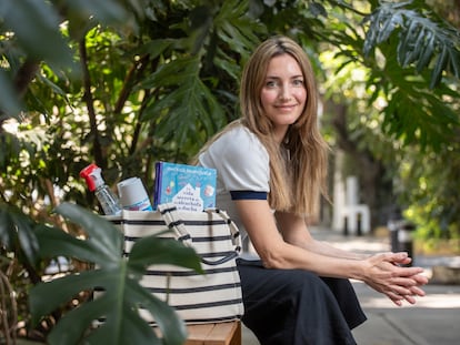 La periodista española y divulgadora científica América Valenzuela, posa junto a su libro y artículos de limpieza en la Ciudad de México.