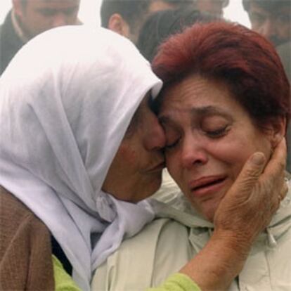 Familiares de las 62 víctimas mortales del accidente del Yak 42 han participado en Trebisonda, escenario de la tragedia, de un homenaje a las víctimas un año después. En la imagen, una mujer turca consuela a Bibiana Domínguez, madre de un cabo fallecido en el siniestro.