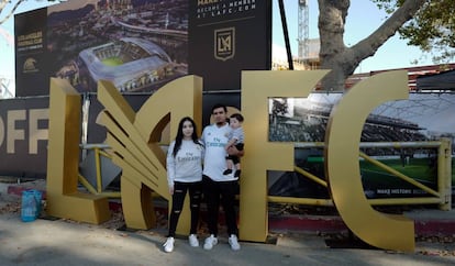 Una familia afuera del estadio de Los Ángeles FC.
