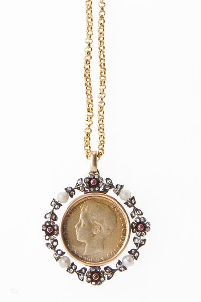 Cadena de oro del siglo XIX (750 euros) y colgante con perlas y diamantes de 1900 (1.400 euros), de Bárcena.