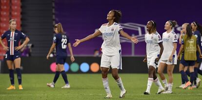 Wendie Renard (centro) celebra con sus compañeras el pase del Lyon a la final de la Champions tras derrotar este miércoles al PSG en San Mamés.