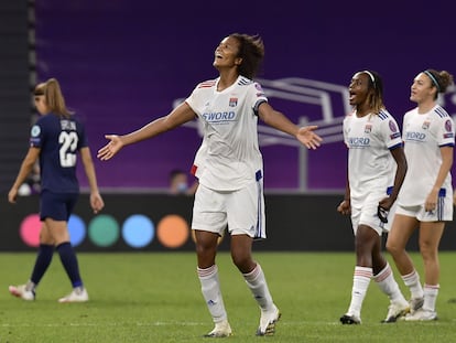 Wendie Renard (centro) celebra con sus compañeras el pase del Lyon a la final de la Champions tras derrotar este miércoles al PSG en San Mamés.