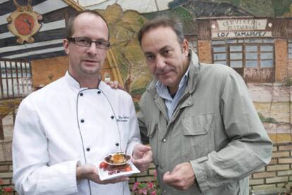 El jefe de cocina del restaurante getxotarra Los Tamarises, Félix Boker (a la izquierda), quien participa en el concurso de pinchos, ayer junto al director del festival Cinegourland, Pepe Barrena.