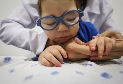 En la imagen, un niño es tratado en la clínica Altino Ventura (Recife). El estado con más casos de Brasil es Pernambuco cuya capital es Recife.