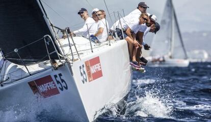 El rey Felipe VI y al resto de tripulación del Aifos durante la tercera jornada de la Copa del Rey Mapfre. EFE/Maria Muiña
