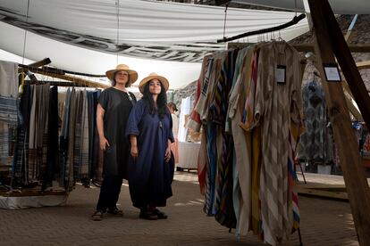 Marcela Echavarria y Kavita Parmar (a la derecha), fundadoras de Xtant, este viernes en el mercadillo textil celebrado en Palma.