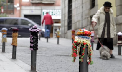 Acción artística en los bolardos de la calle Lavapiés de Madrid cubiertos con fundas de ganchillo en 2011. © Carlos Rosillo