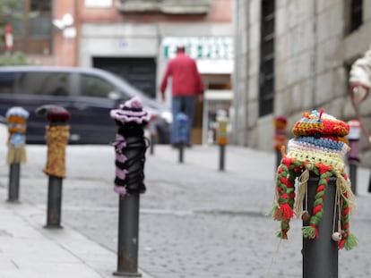 Acción artística en los bolardos de la calle Lavapiés de Madrid cubiertos con fundas de ganchillo en 2011. © Carlos Rosillo