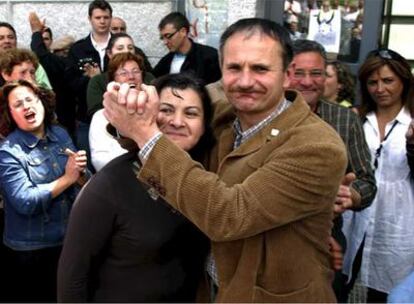 El alcalde de Calvos de Randín, Aquilino Valencia (PSOE), junto a su esposa, tras el pleno municipal.