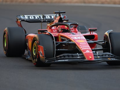 El piloto Charles Leclerc, de la escuderia Ferrari, conduce su coche durante la sesión clasificatoria del GP de Fórmula 1 de Azerbaiyán 2023 en el circuito de la ciudad de Baku,
