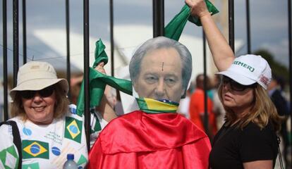 Los manifestante protestan contra la decisión de la Corte Suprema de Brasil. 
