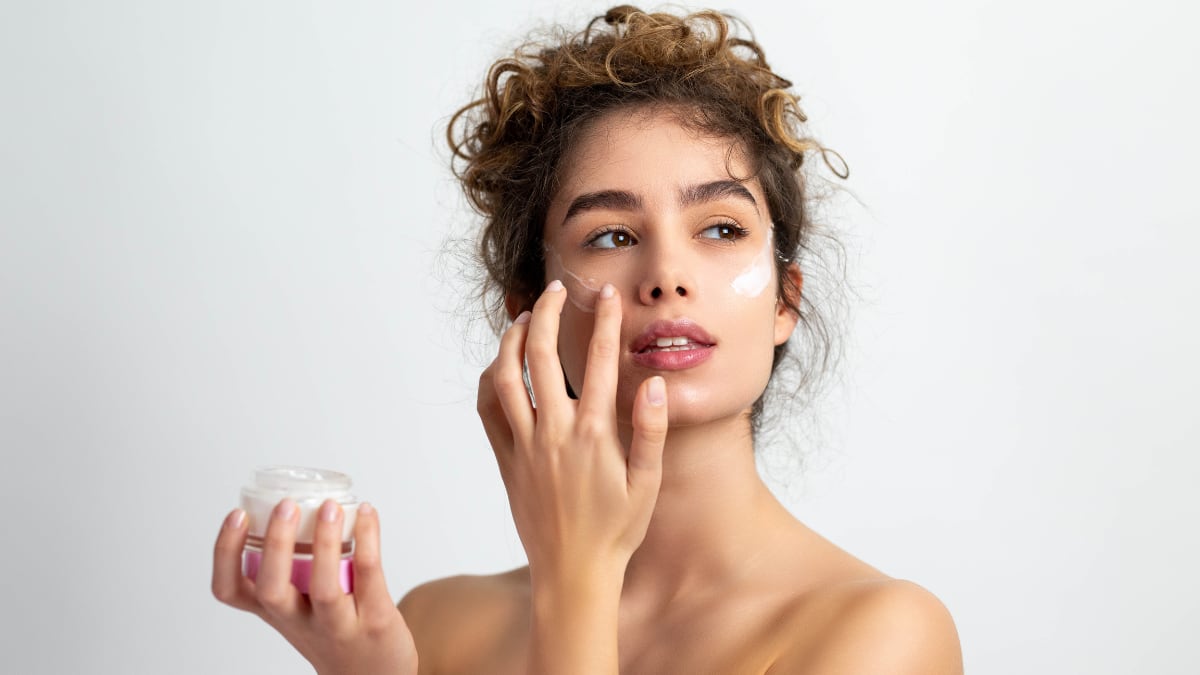 Las pieles grasas adorarán esta crema con ácido succínico: elimina las imperfecciones, controla el brillo y minimiza los poros 