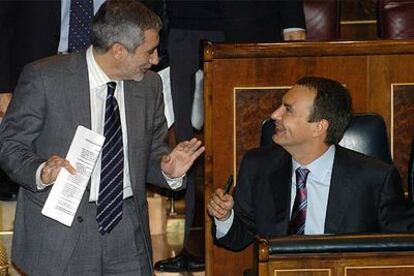 José Luis Rodríguez Zapatero y Gaspar Llamazares charlan minutos antes del comienzo del debate.