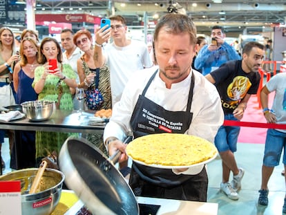El cocinero Pedro Román, del restaurante Cañadio, en Santander, durante su participación en el XVI Campeonato de tortilla de patatas de España, celebrado este domingo en Alicante, en una imagen proporcionada por la organización.