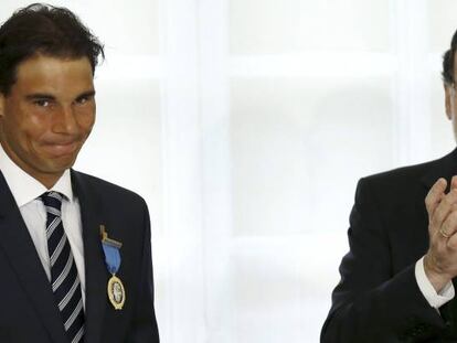 El tenista Rafa Nadal (derecha) recibiendo la medalla de oro al mérito al trabajo de manos del presidente del Gobierno, Mariano Rajoy, en 2015.