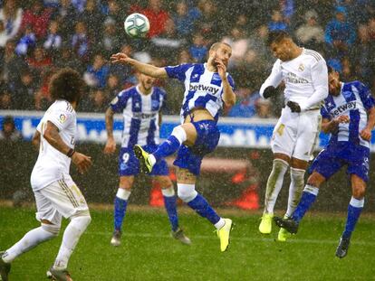 Duelo aéreo durante el partido que enfrentó, bajo fuertes lluvias, a Deportivo Alavés y Real Madrid en la jornada 15 en Mendizorroza.