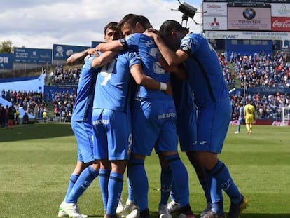 Los jugadores del Getafe CF se felicitan tras marcar un gol al Villarreal CF en el encuentro disputado en mayo de 2019.