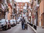 DVD1019 (19/09/2020) Un se–or con carrito de la compra baja por una calle de El Barrio Zof’o de Usera en Madrid.