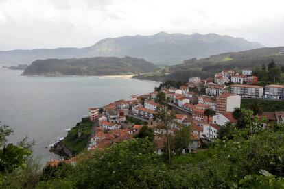 Vista del municipio asturiano de Lastres (unos 4.600 habitantes). La covid-19 tampoco ha aparecido en esta zona rural que se ha protegido, según sus residentes, a base de "responsabilidad" y "conciencia social" ante el confinamiento. Los hosteleros temen que las nuevas medidas limiten el turismo y al sector.