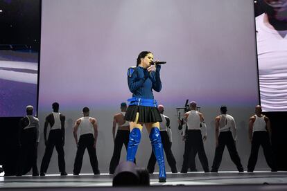 La cantante Rosalía actúa durante el comienzo de su gira ‘Motomami Tour’ en el Recinto Ferial de Almería