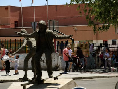 Un colegio en la Avenida Juan Carlos I de Parla, junto a la estatua de unos niños en monopatín.