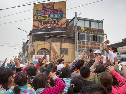 El fujimorismo reparte camisetas en el barrio Villa El Salvador.