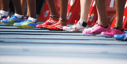 Zapatillas de las participantes de los 100m.