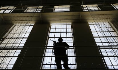 Un guardia en la Prision Estatal de San Quentin, California.