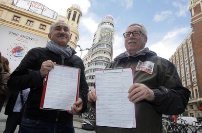 Desde la izquierda: los secretarios generales de UGT, Pepe &Aacute;lvarez, y CC OO, Ignacio Fern&aacute;ndez Toxo, recogiendo firmas hace dos semanas en Madrid