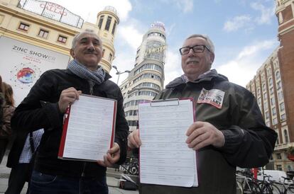 Desde la izquierda: los secretarios generales de UGT, Pepe Álvarez, y CC OO, Ignacio Fernández Toxo, recogiendo firmas hace dos semanas en Madrid