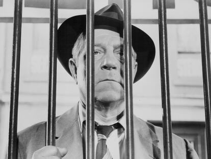 El actor Jean Gabin, en 'El comisario Maigret' (1958)