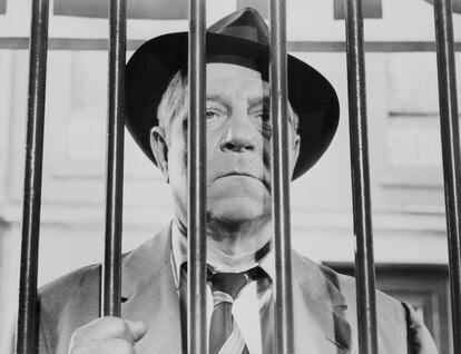 El actor Jean Gabin, en 'El comisario Maigret' (1958)