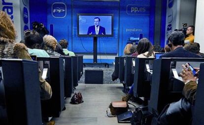 Mariano Rajoy durante su comparecencia en una televisión de plasma desde la sede del partido.