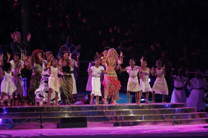 La artista colombiana Shakira interpretando la canción "Waka Waka (Esto es África)",  la canción oficial de la Copa Mundial de Fútbol de 2010.  