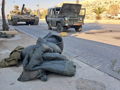  El uniforme que se quitaban y dejaban tirado los militares sirios ante el avance rebelde.