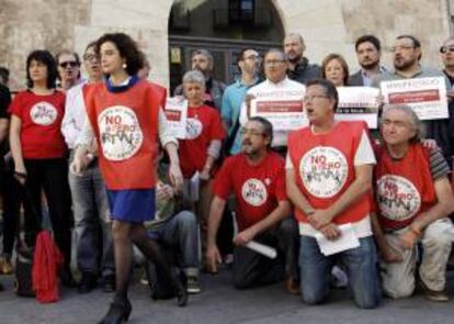 Trabajadores de RTVV a las puertas del Palau de la Generalitat tras la reunión que ha mantenido el comité de empresa con entidades y organizaciones contrarias al proceso de extinción de RTVV.