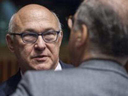 El ministro de Finanzas franc&eacute;s, Michel Sapin, antes del comienzo de la reuni&oacute;n del consejo de ministros de Econom&iacute;a y Finanzas de la Uni&oacute;n Europea.