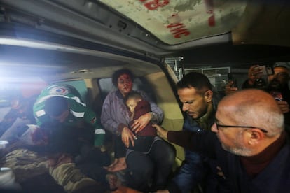 Traslado de varios heridos, entre ellos menores, hacia el hospital Mrtires al Aqsa, en Deir al Balah (Gaza), este jueves, tras un ataque israel.